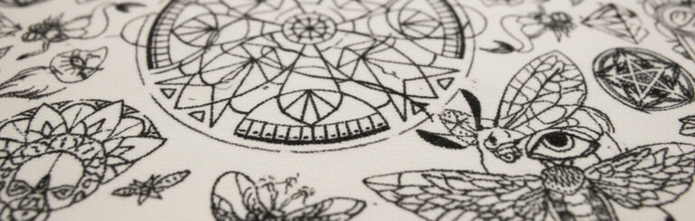 Detailansicht runder Teppich mit Sonnen- und Vogelmotiven im Tattoo-Studio Giahi