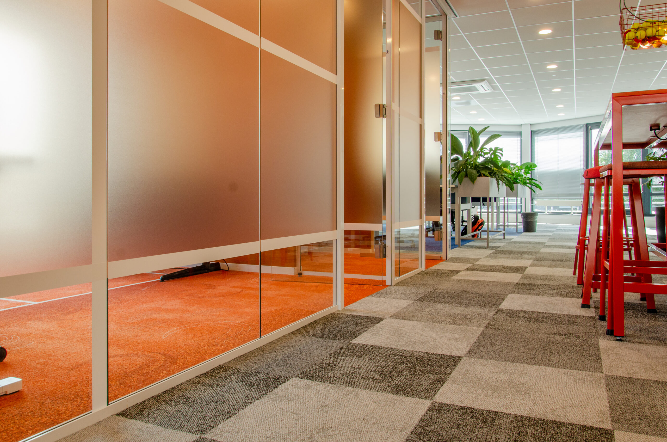 Moderner Bürokomplex mit Akustik-Teppichboden in Grau-Orange-Muster